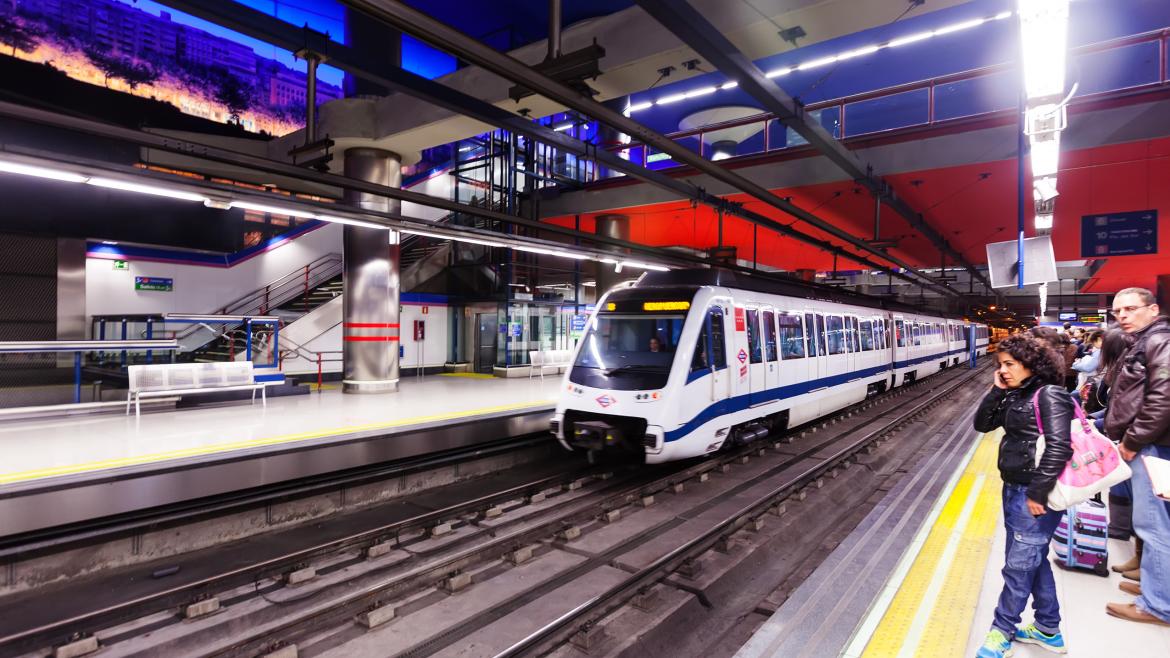 Vagones de metro en una estación