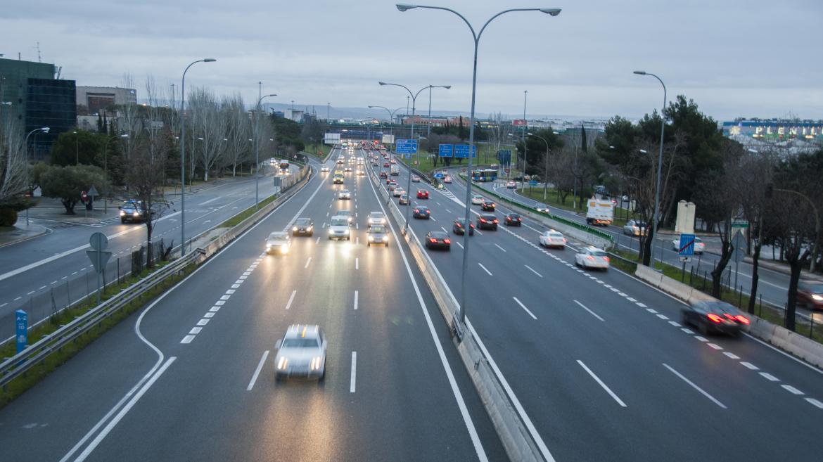 Coches circulando por la autovía 