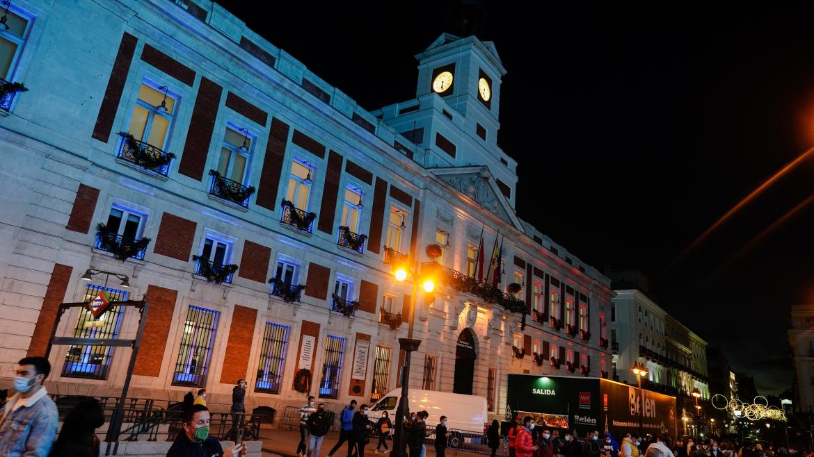 Conmemoramos el Día Nacional de Rumanía iluminando la Real Casa de Correos con los colores azul, amarillo y rojo