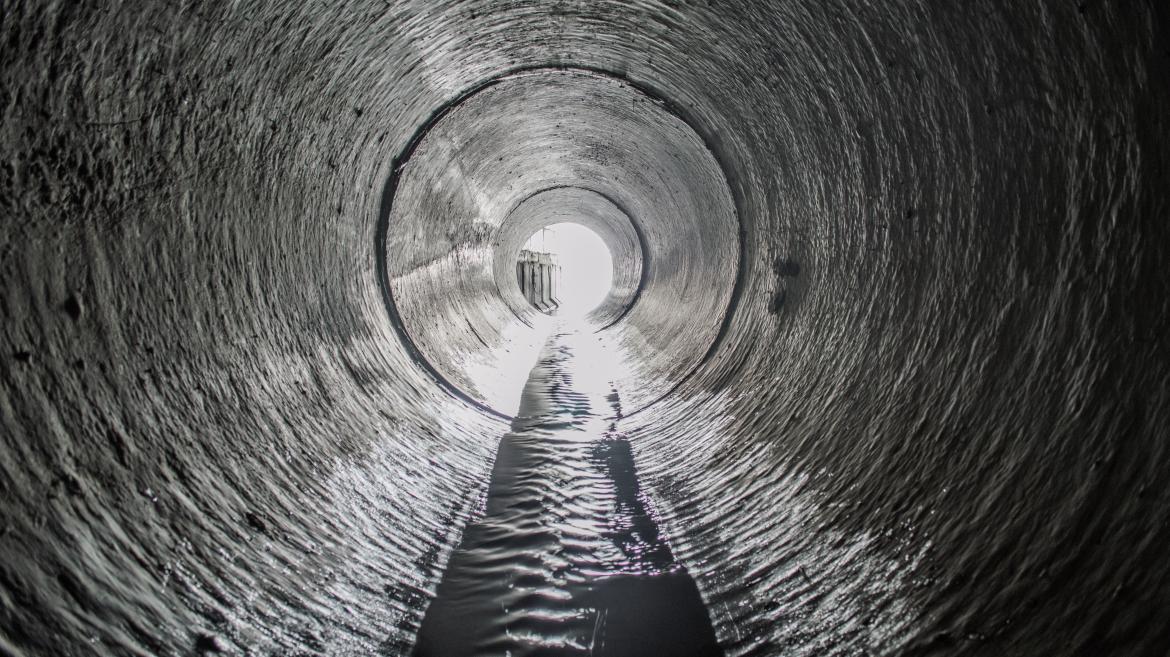 Salida del tubo del túnel de drenaje