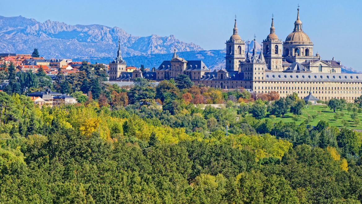 Vista del Monasterio y municipio de El Escorial con paisaje montañoso al fondo