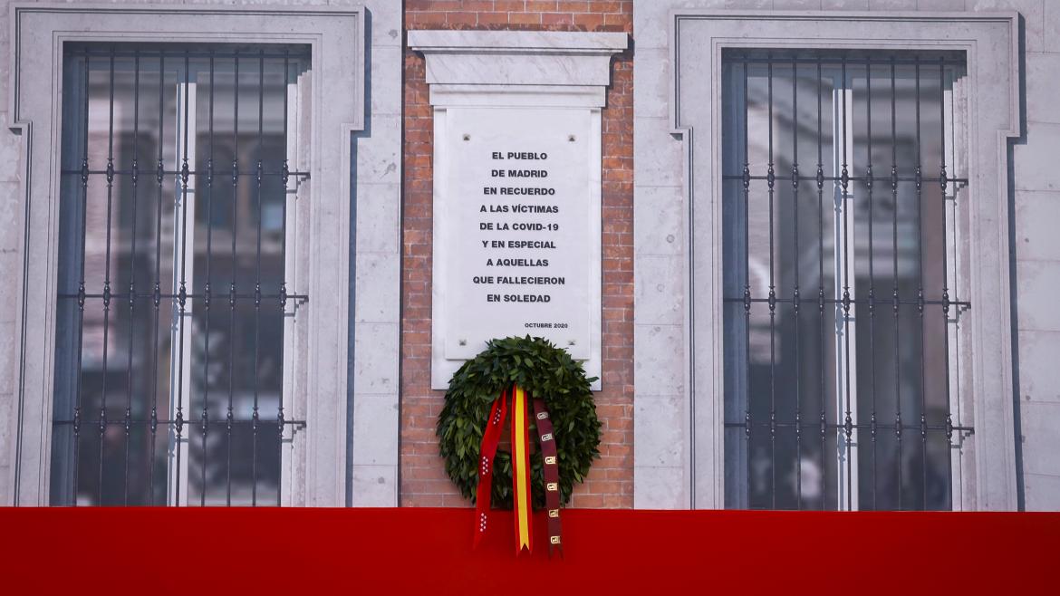 Corona laurel Real Casa de Correos homenaje fallecidos COVID