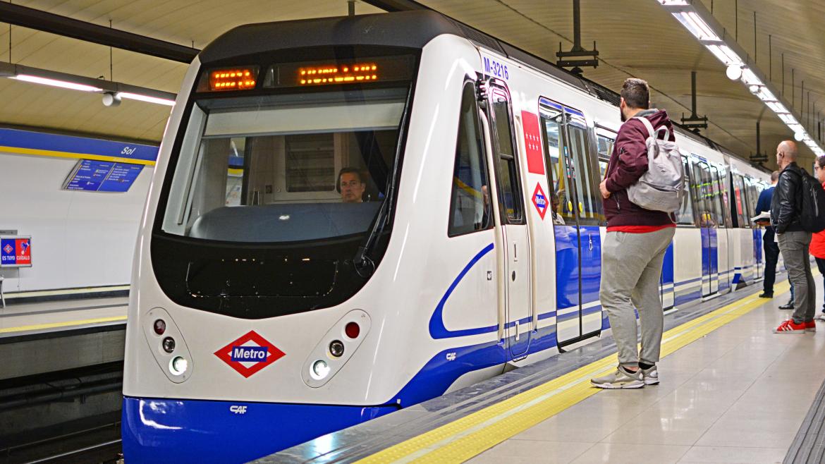 Uno de los trenes de Metro llegando a una estación