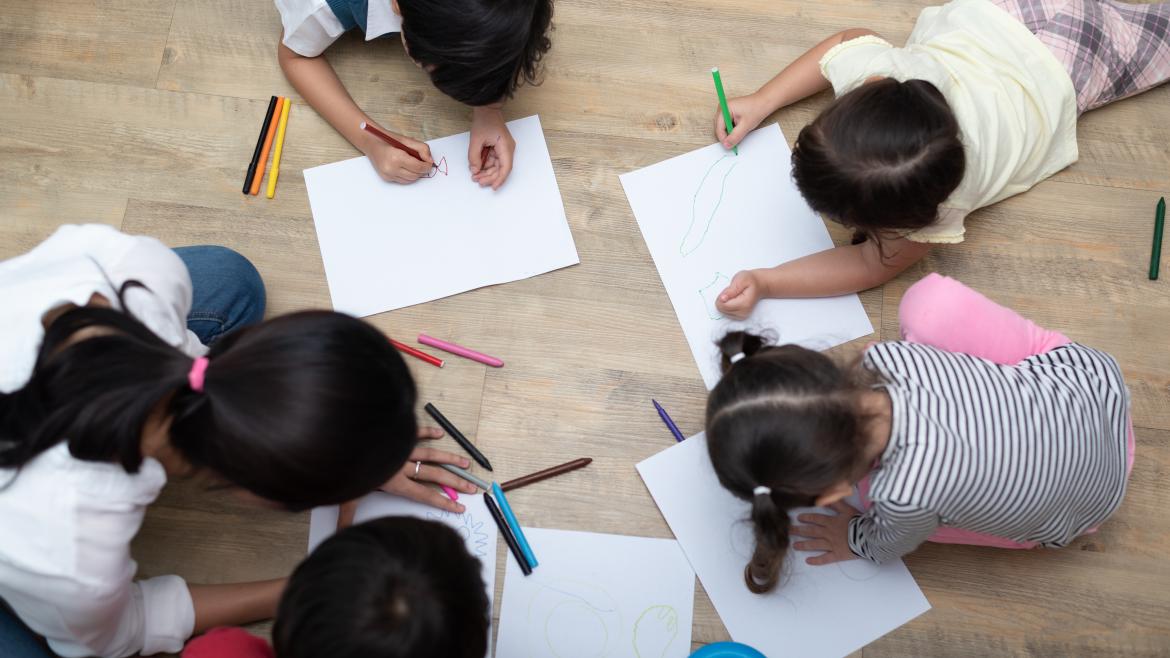 Niños pintando en una escuela infantil Niños pintando en una escuela infantil