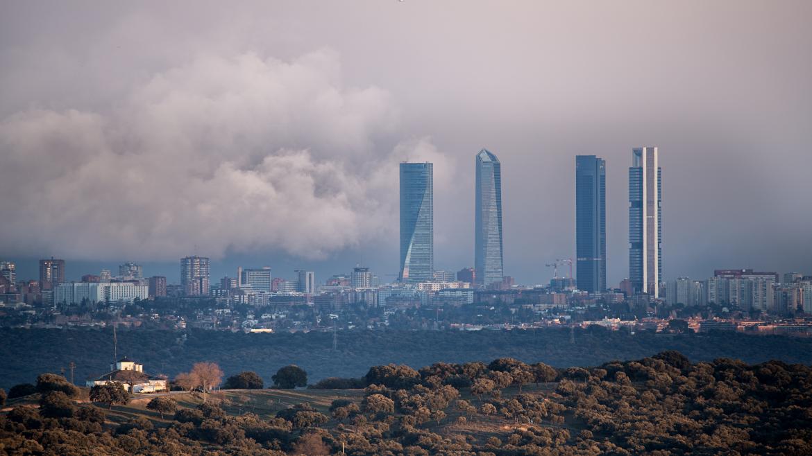 Foto del skyline de la ciudad de Madrid con contaminación