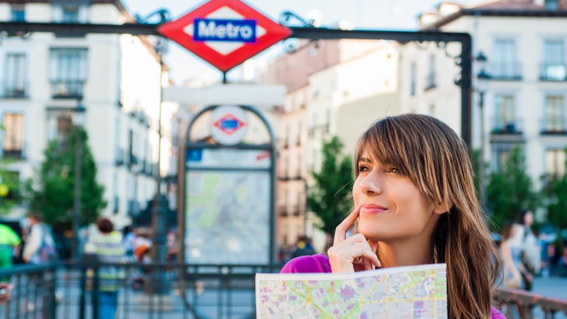 Turista con plano de Metro en Madrid