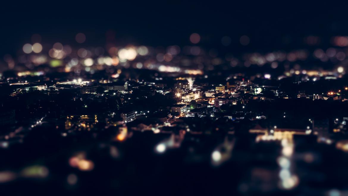 Ciudad iluminada por la noche vista desde lejos Ciudad iluminada por la noche vista desde lejos