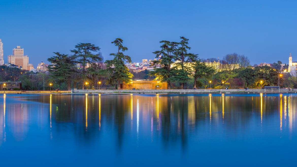 Vista nocturna de Madrid desde el lago de la Casa de Campo