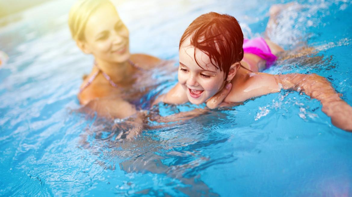 Madre con su hijo en la piscina