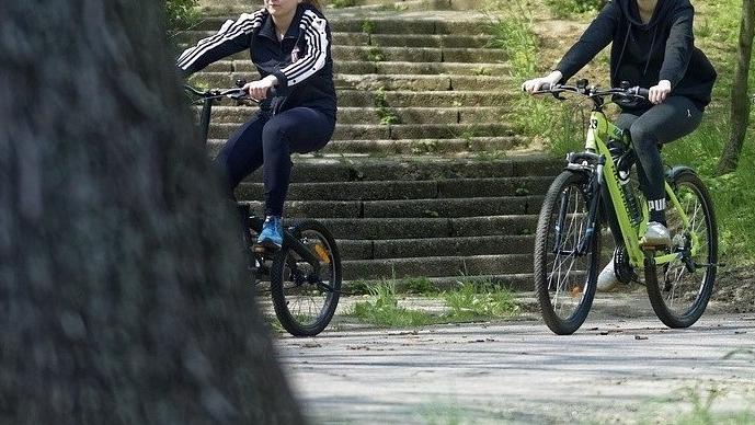 Chicos en bicicleta de ruta