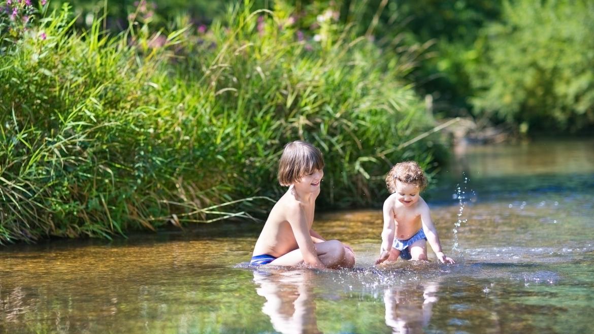 Dos niños juegan en el agua