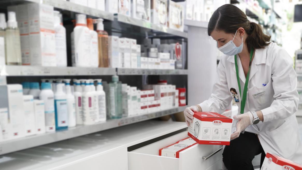 Una farmaceutica con unas mascarillas