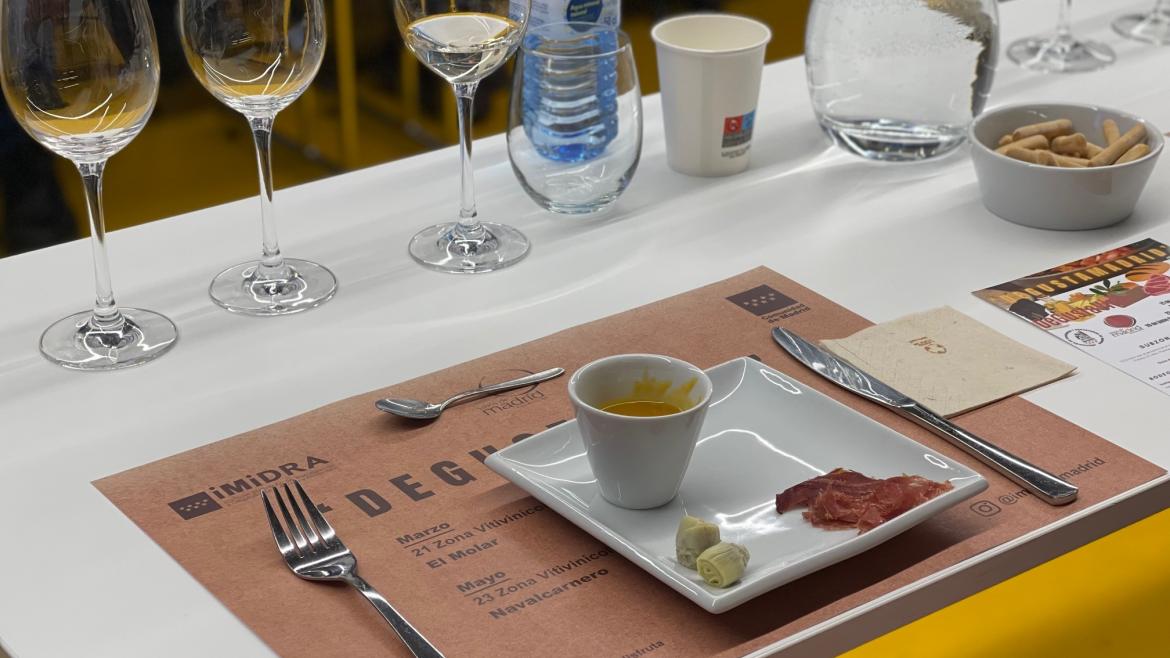 La Comunidad presenta los mejores alimentos locales en las primeras catas gratuitas DeGustaMadrid Plano general de la mesa ante una cata