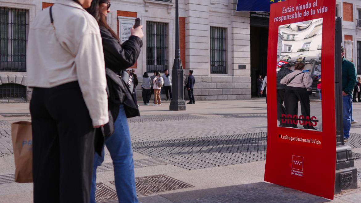 carteles-espejo para concienciar a la juventud sobre el efecto nocivo de las drogas 