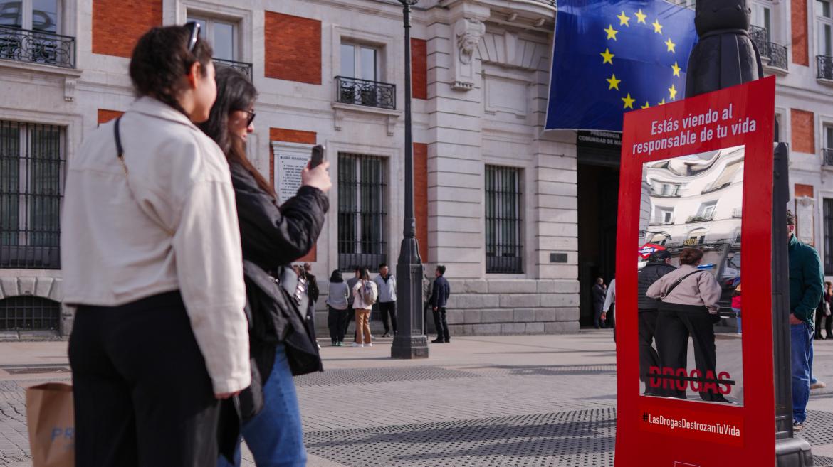 carteles-espejo carteles-espejo para concienciar a la juventud sobre el efecto nocivo de las drogas
