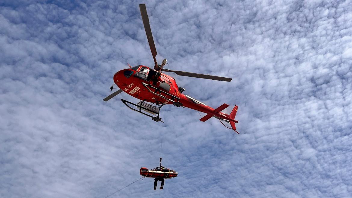Helicóptero del GERA Un helicóptero del GERA volando con un paciente