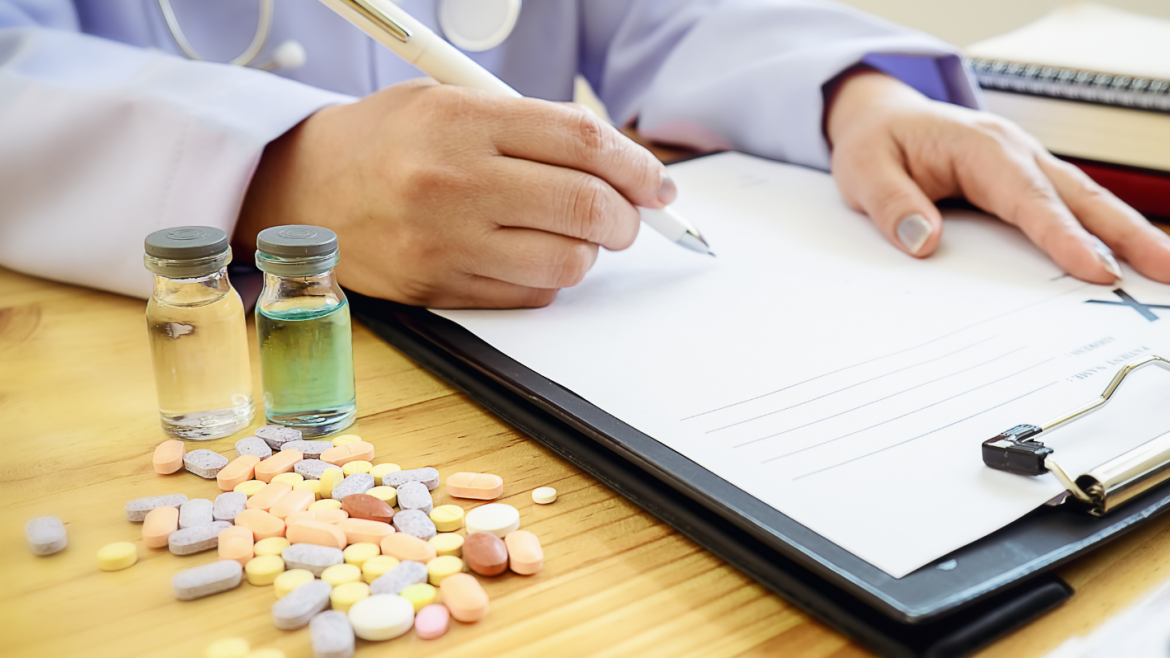 médico recetando medicinas