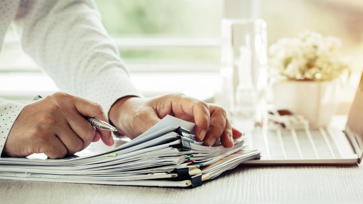 Hombre portando documentos