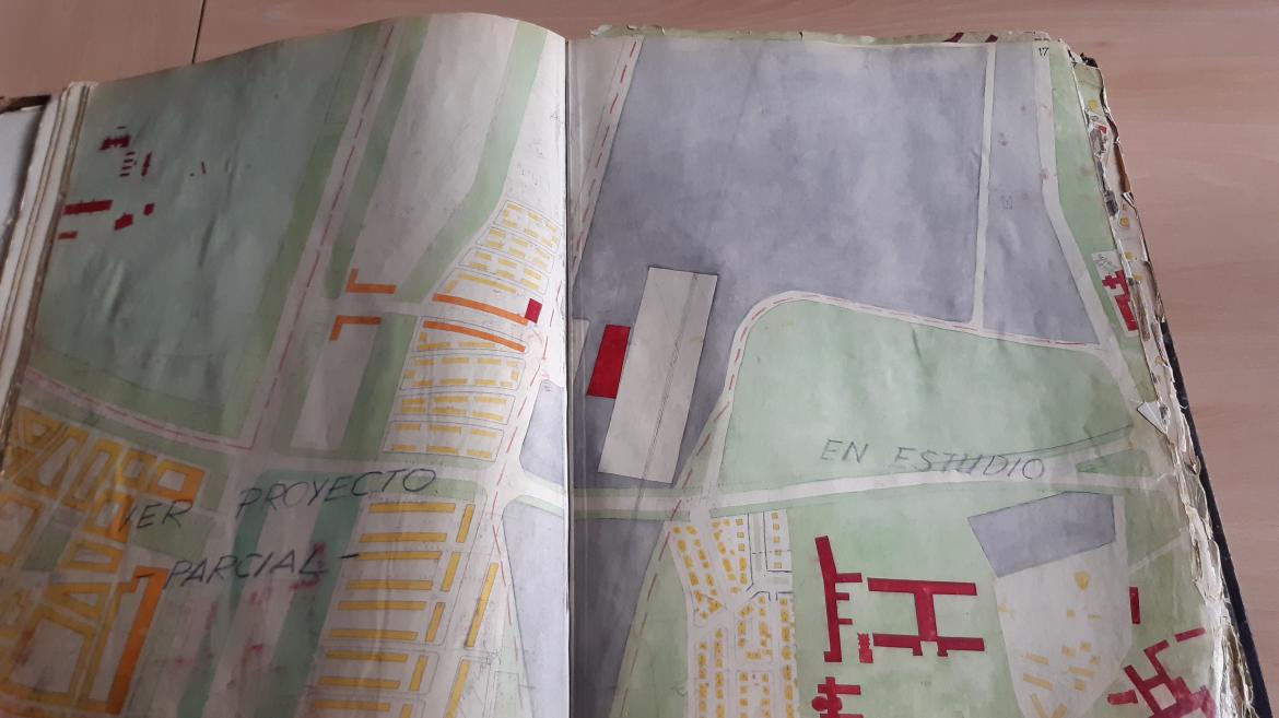 Libro con dibujos en colores tipo mapa