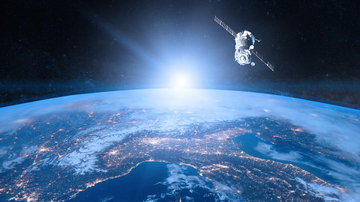 Satelite en el espacio sobrevolando la tierra
