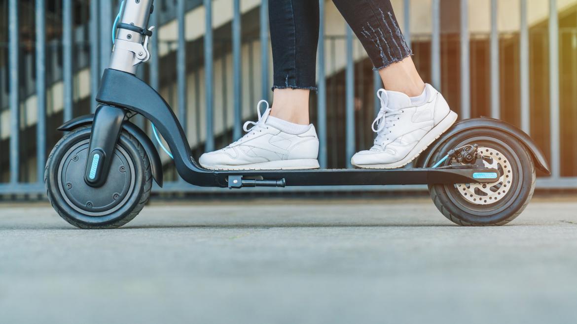 Una mujer montada en patinete eléctrico