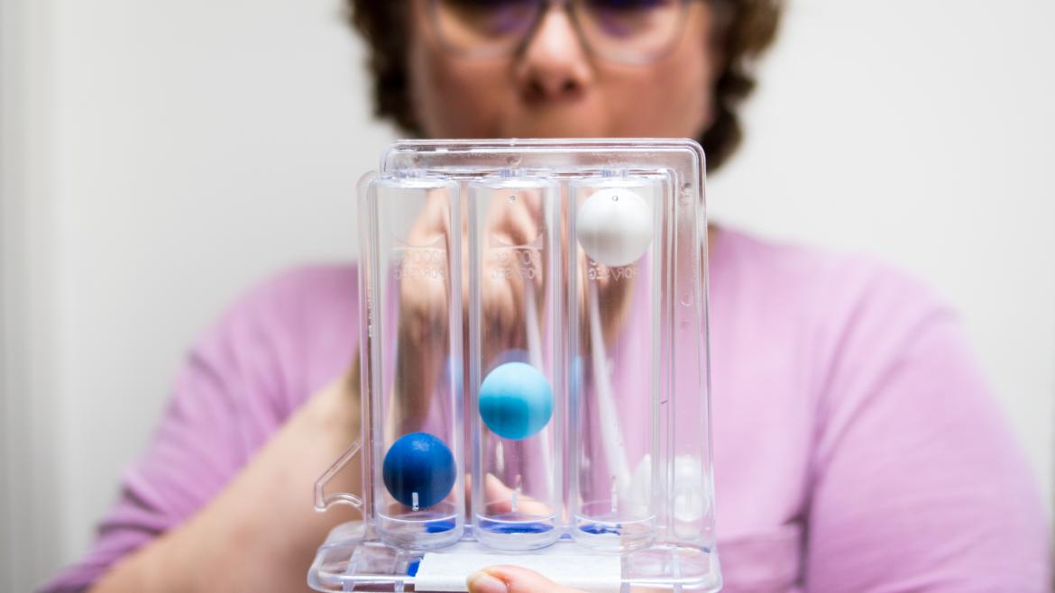 Mujer haciendo una prueba para detectar enfermedades respiratorias