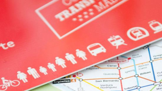 Imagen de una Tarjeta Transporte Público sobre plano de Metro