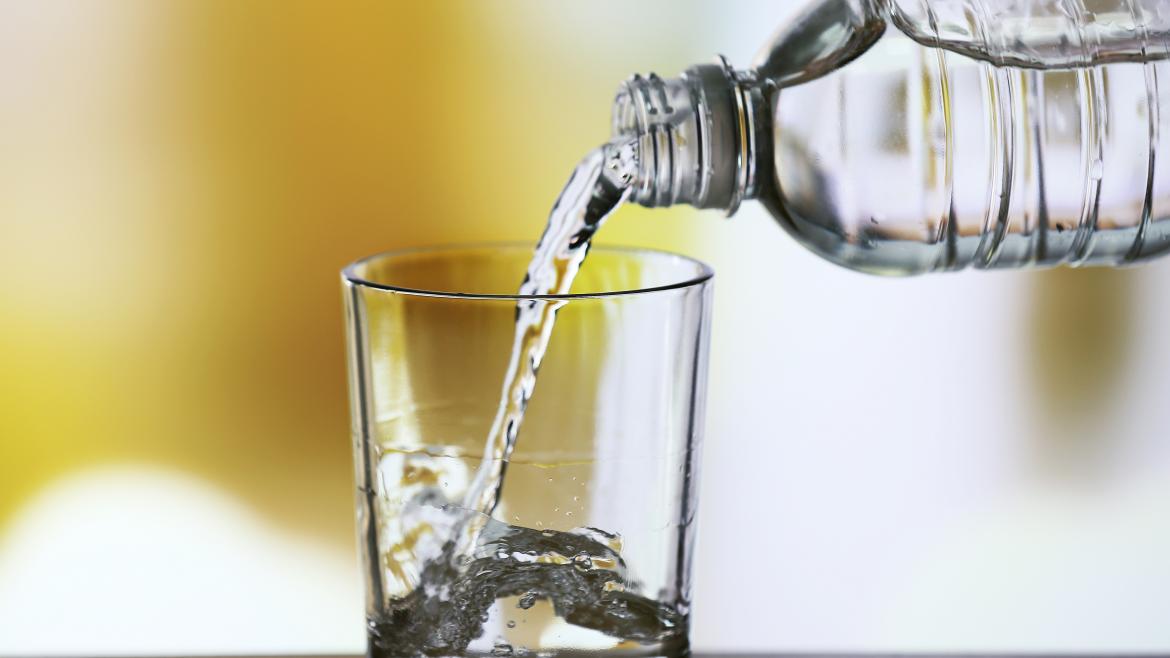 echando agua a un vaso