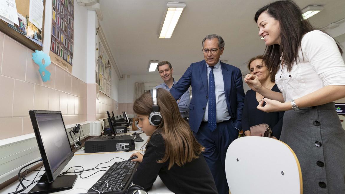 Enrique Ossorio durante la visita al colegio Escuelas Bosque