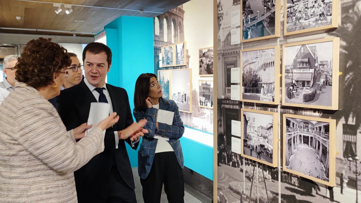 El viceconsejero Luis Martín durante la inauguración de la exposición Viaje con nosotros