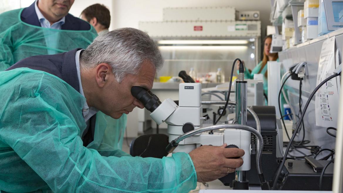 Izquierdo visita las nuevas instalaciones destinadas al diagnóstico de plagas y enfermedades agrícolas