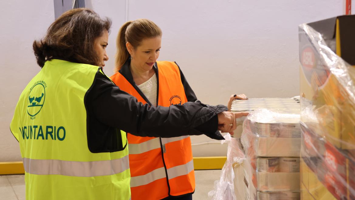 La consejera Ana Dávila durante su visita a las nuevas instalaciones de la Fundación Banco de Alimentos de Madrid