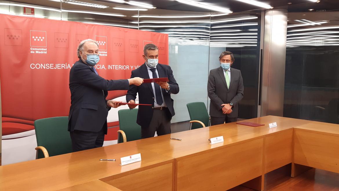 López ha firmado el convenio que regula esta subvención con el Consejo General de Procuradores de los Tribunales de España