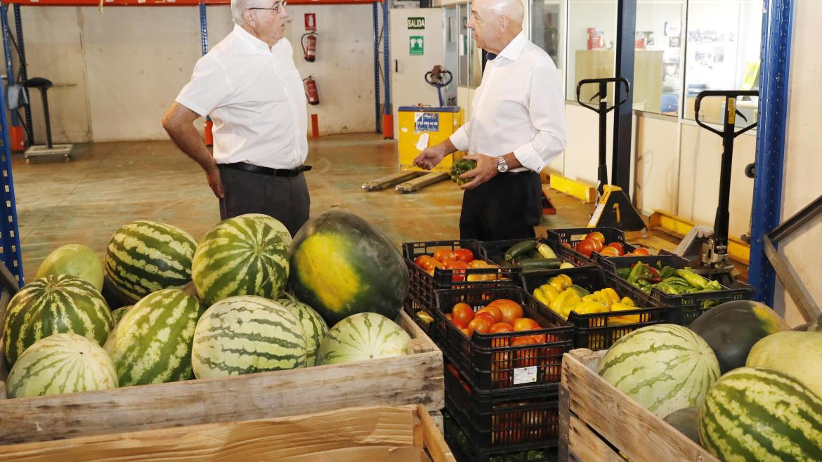 El director gerente del IMIDRA ha hecho entrega al presidente de Banco de Alimentos de productos cultivados en sus fincas El director gerente del IMIDRA ha hecho entrega al presidente de Banco de Alimentos de productos cultivados en sus fincas