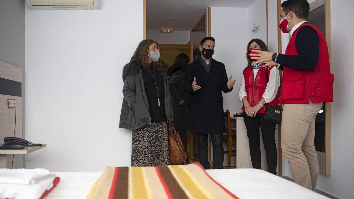 Javier Luengo visita un nuevo centro para personas y familias sin hogar con síntomas leves de COVID-19 en Alcobendas