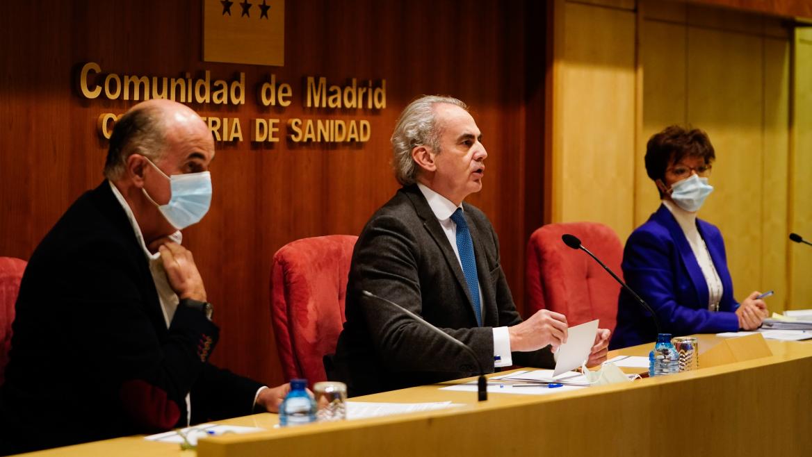 Enrique Ruiz Escudero, Antonio Zapatero y Elena Andradas, en rueda de prensa