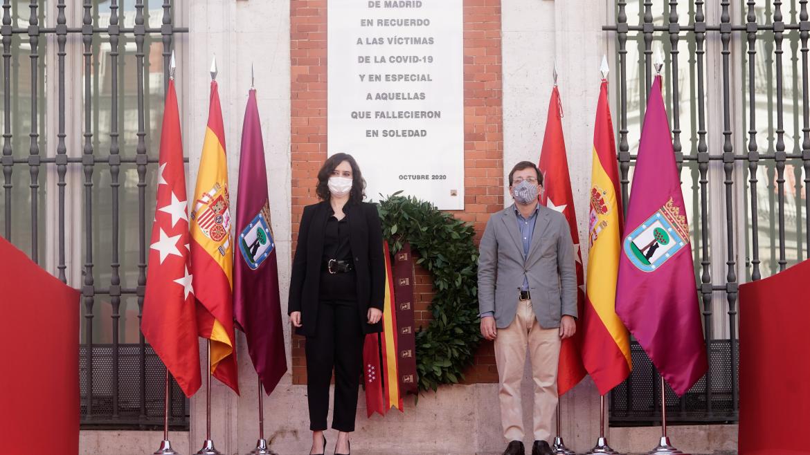 Díaz Ayuso homenajea a las víctimas del COVID-19 fallecidas en soledad con una placa en la fachada de la Real Casa de Correos