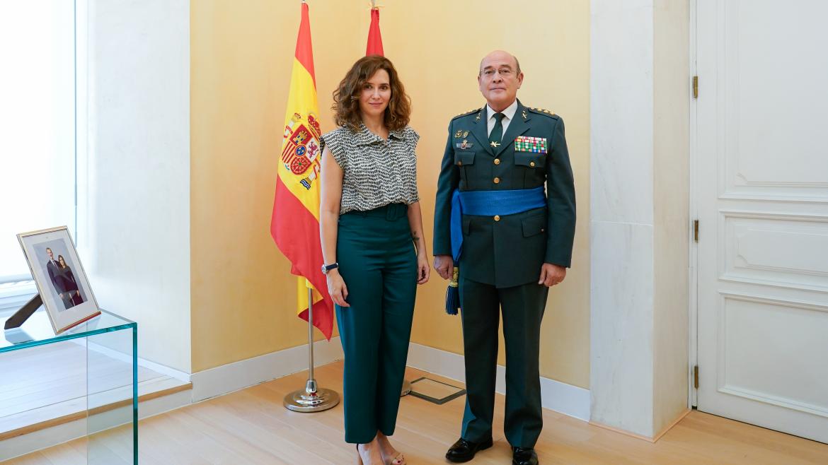 La presidenta Isabel Díaz Ayuso durante su reunión con el Coronel Jefe de la Comandancia de la Guardia Civil de Madrid, Diego Pérez de los Cobos