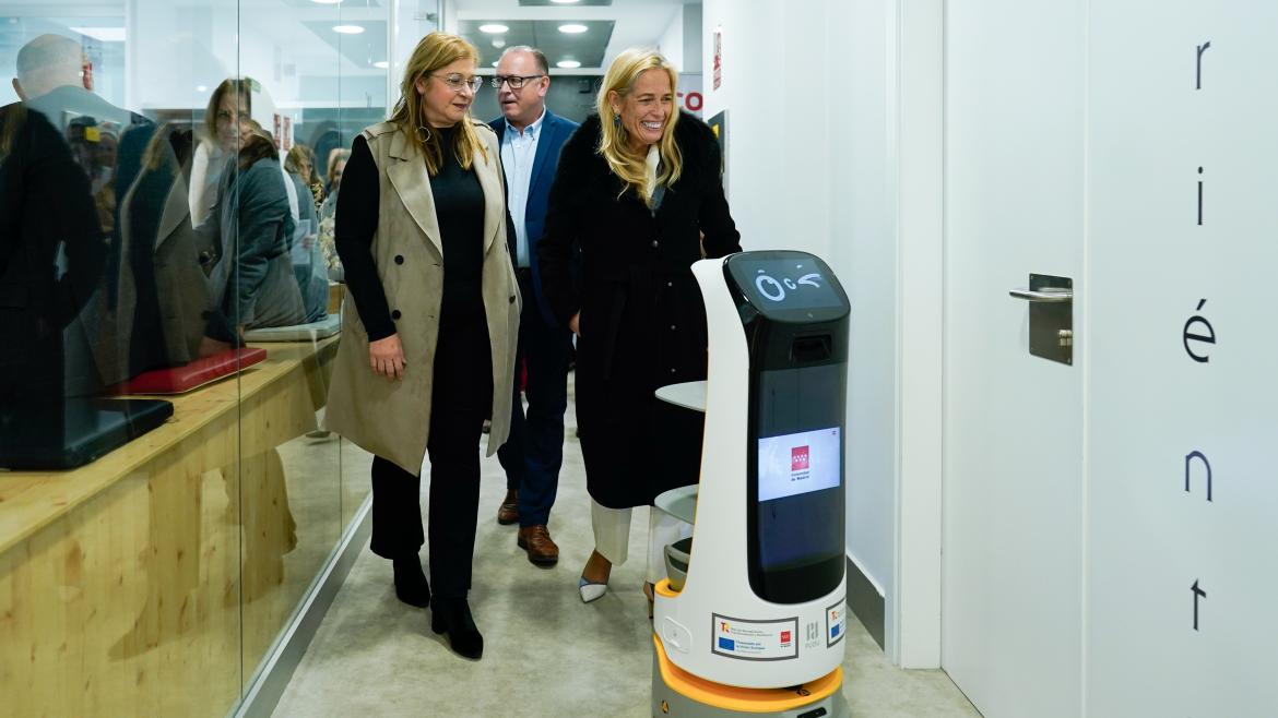 La consejera Rocío Albert en el Centro de Orientación, Emprendimiento, Acompañamiento e Innovación para el Empleo