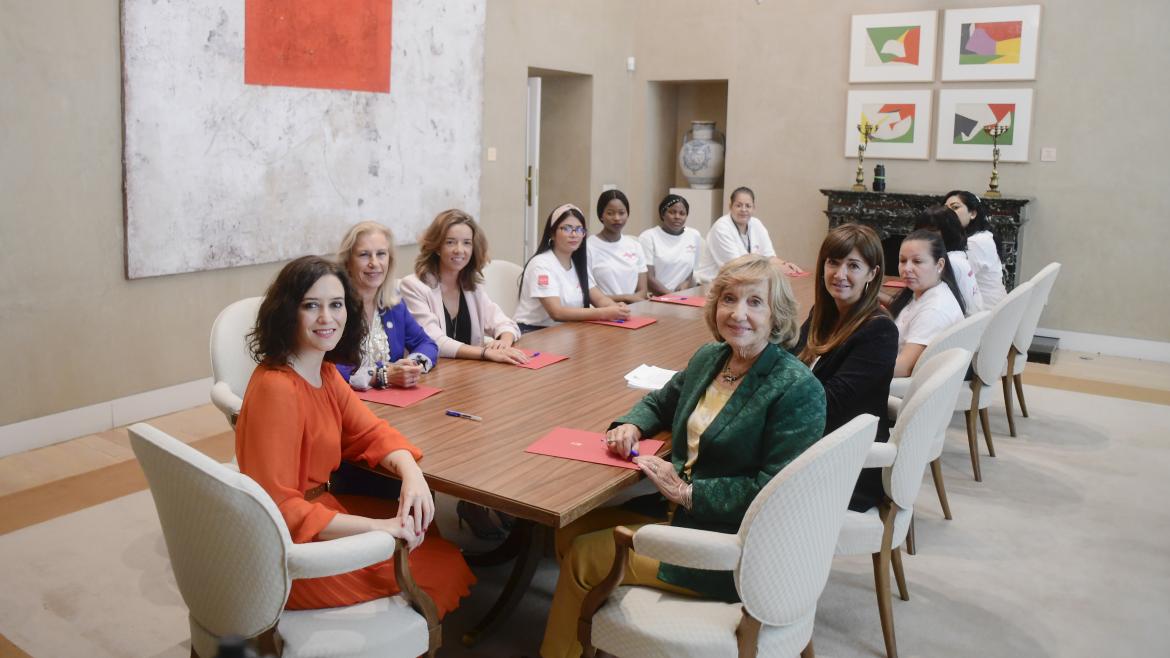 Imagen de Isabel Díaz Ayuso durante la reunión con un grupo de mujeres supervivientes de la explotación sexual