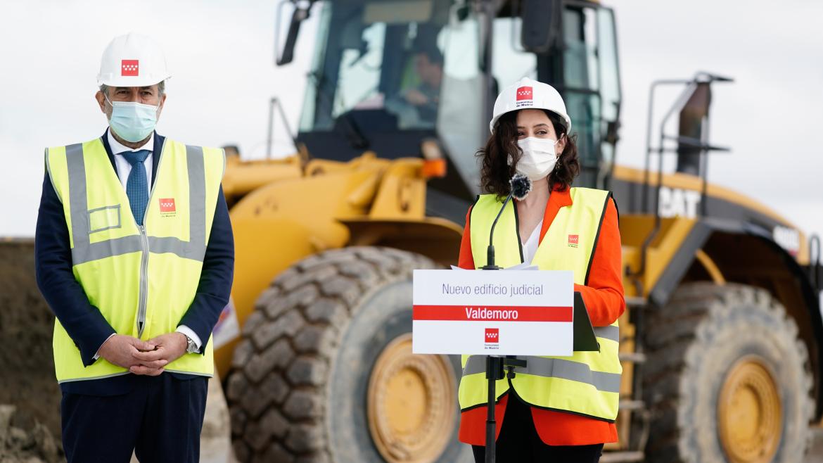 Isabel Díaz Ayuso y Enrique López, en el inicio de las obras del nuevo Palacio de Justicia de Valdemoro