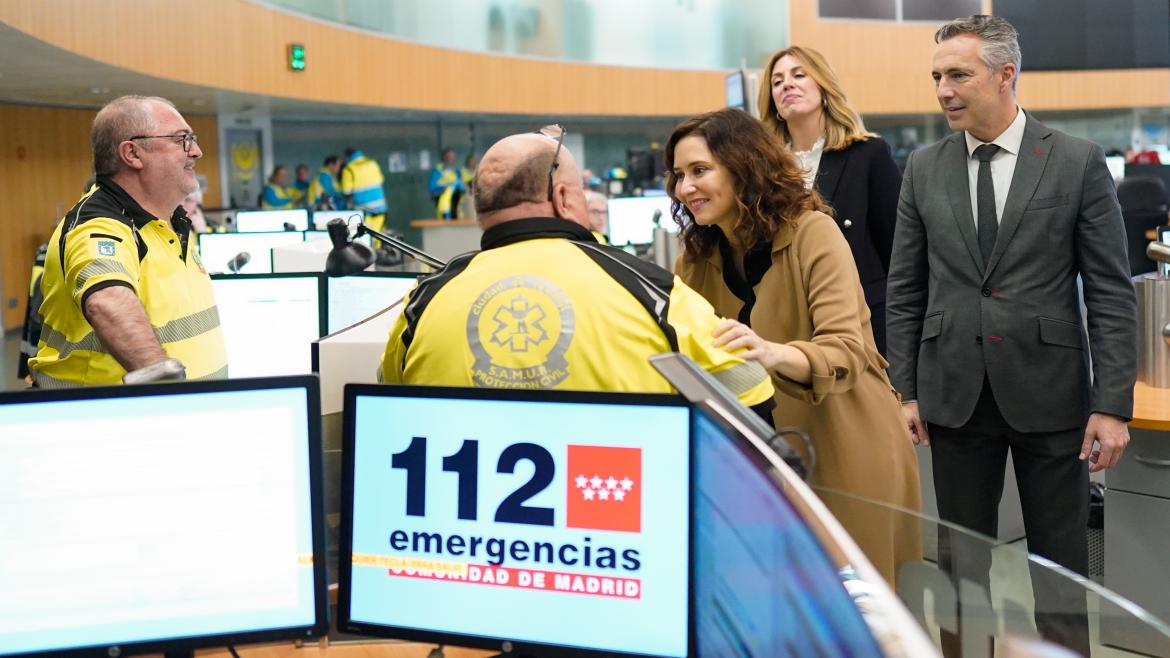 Președintele Isabel Díaz Ayuso în timpul vizitei sale la sediul Agenției de Securitate și Situații de Urgență Madrid 112