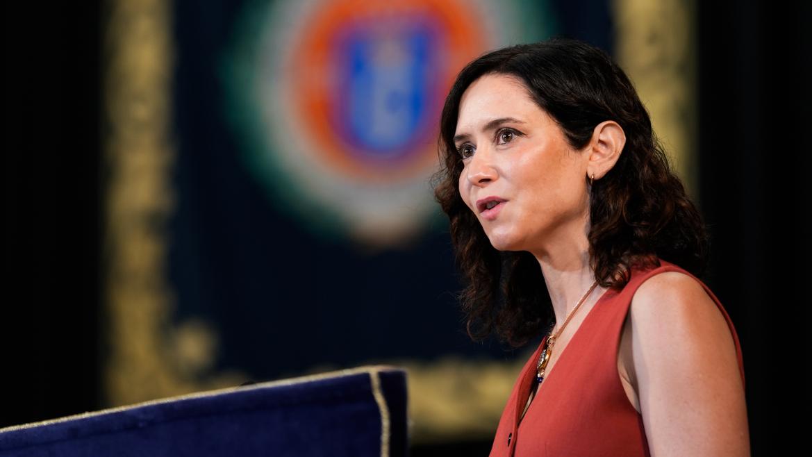 La presidenta Isabel Díaz Ayuso durante la toma de posesión del nuevo rector de la URJC