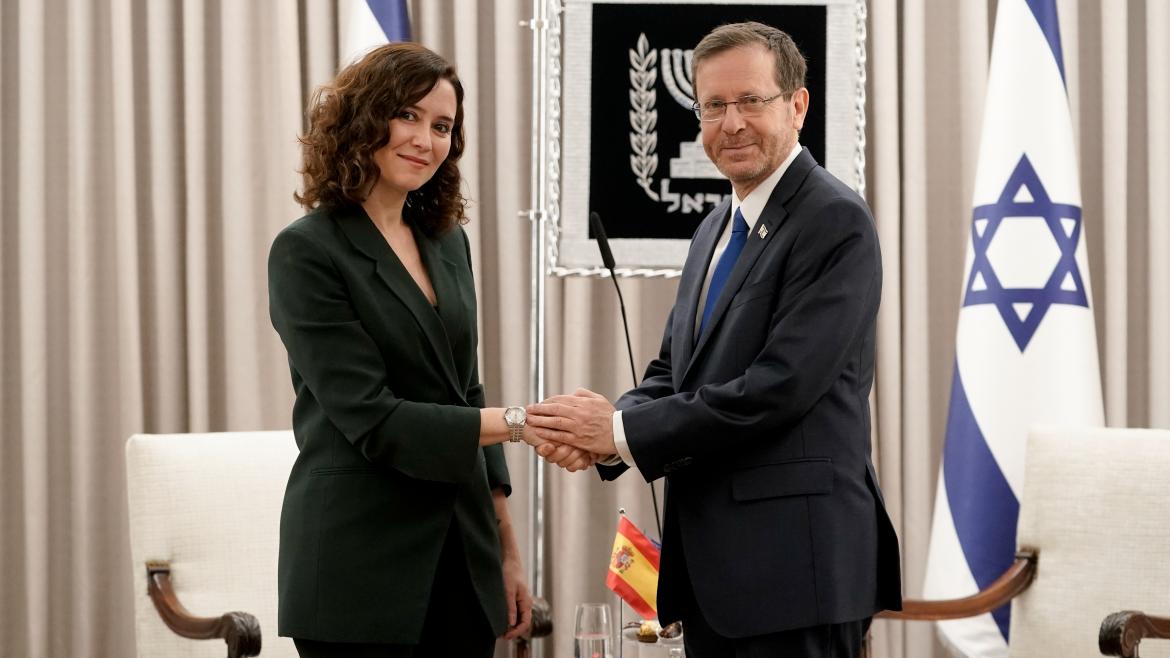 La presidenta Isabel Díaz Ayuso se ha reunido, en Jerusalén, con el presidente de Israel, Isaac Herzog Estrechamiento de manos entre ambos presidentes