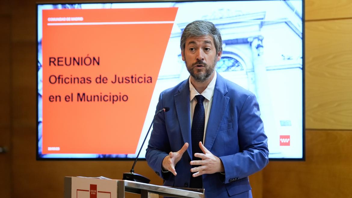 García Martín se reúne con los jueces de paz de la región El consejero Miguel Ángel García Martín durante la reunión con los jueces de paz de la región