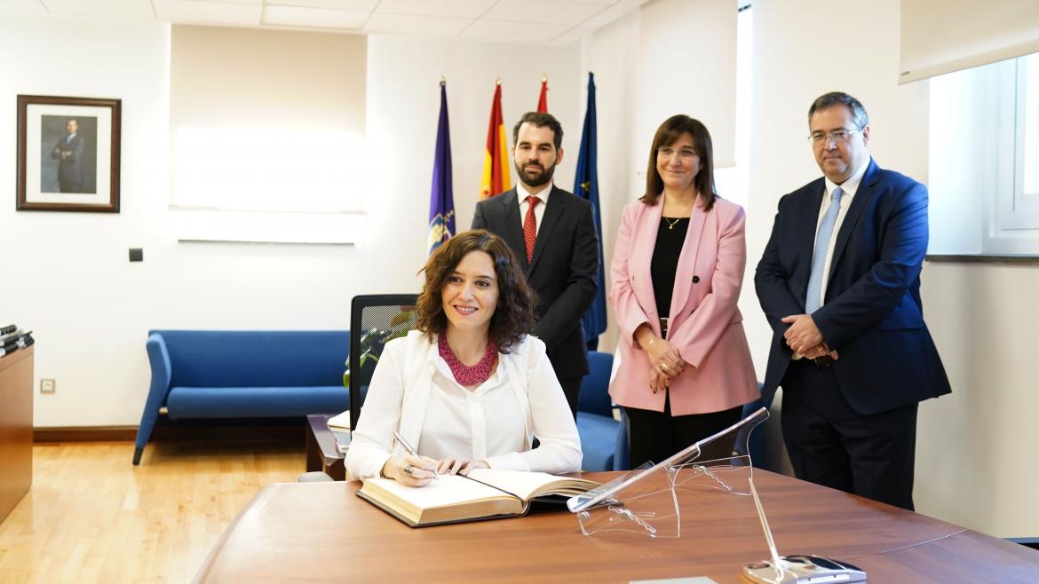 Isabel Díaz ayuso durante la visita a Pozuelo