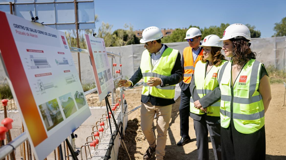 La presidenta Isabel Díaz Ayuso durante su visita a las obras de construcción del nuevo Centro de Salud Cerro de los Gamos