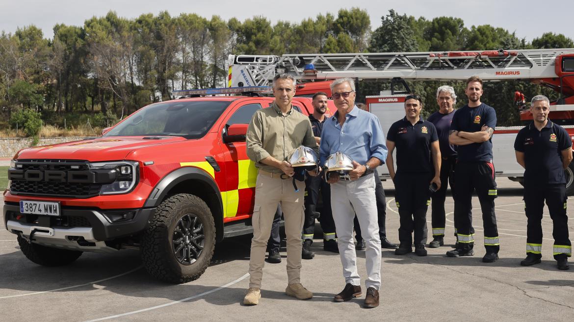 El consejero Carlos Novillo en la demostración de conducción segura de Carlos Sainz con uno de los nuevos todoterrenos del Cuerpo de Bomberos
