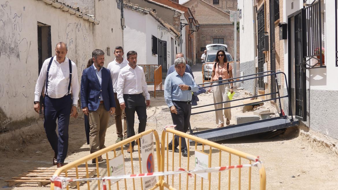 El consejero Miguel Ángel García Martín durante su visita en Sevilla la Nueva a actuaciones del PIR