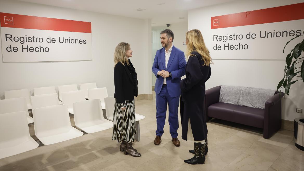 El consejero Miguel Ángel García Martín durante su visita a la sede del Registro de Uniones de Hecho